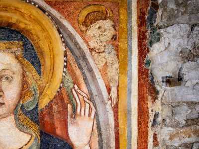 � possibile quindi ammirare la raffinata aureola mariana e la mandorla policroma in cui � inclusa la Vergine (che simula la luce dell�empireo)...